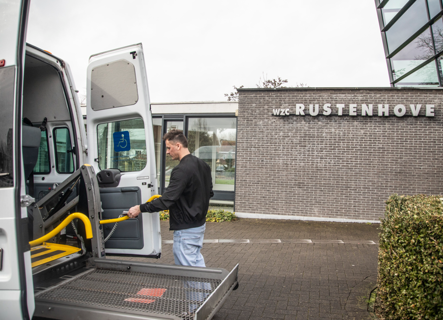 Chauffeur dagverzorgingscentrum